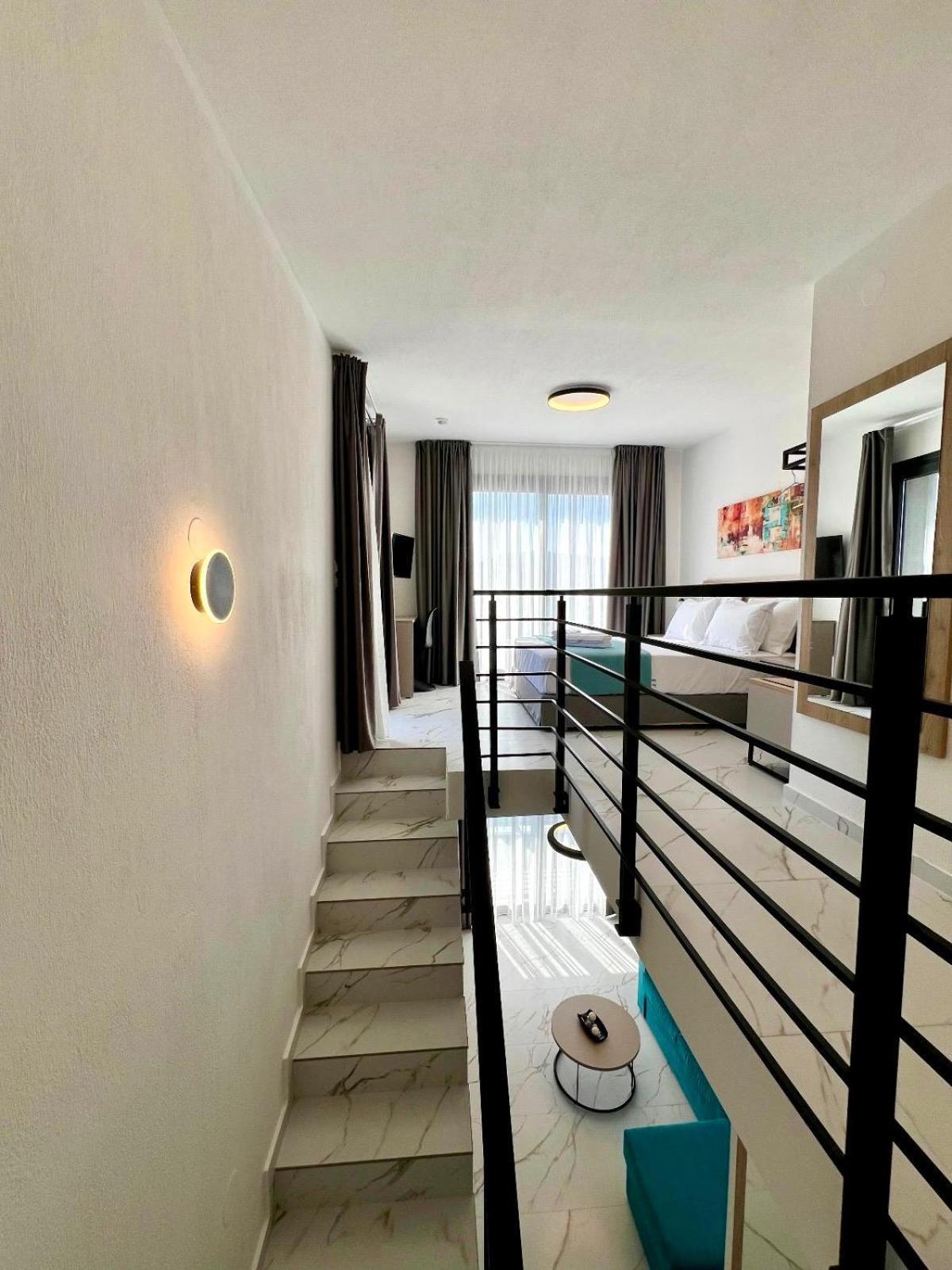 Four Shades Luxury Suites Sarti Eksteriør bilde