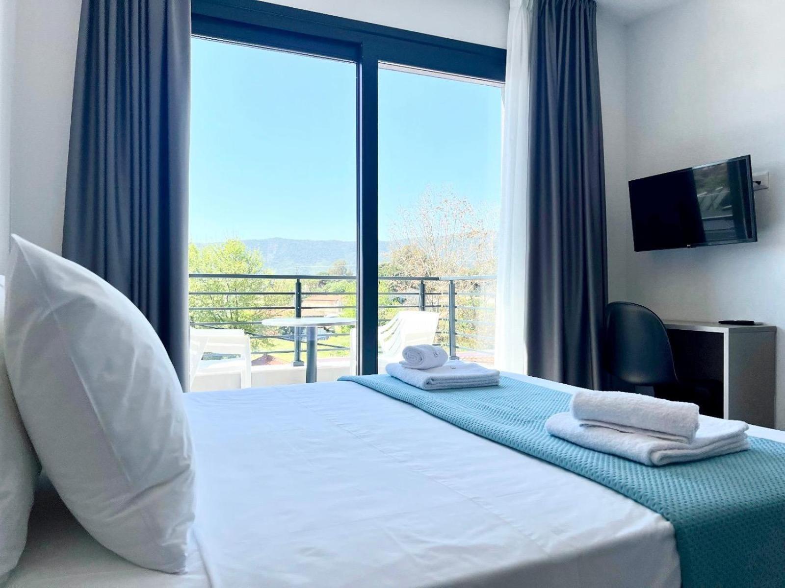 Four Shades Luxury Suites Sarti Eksteriør bilde