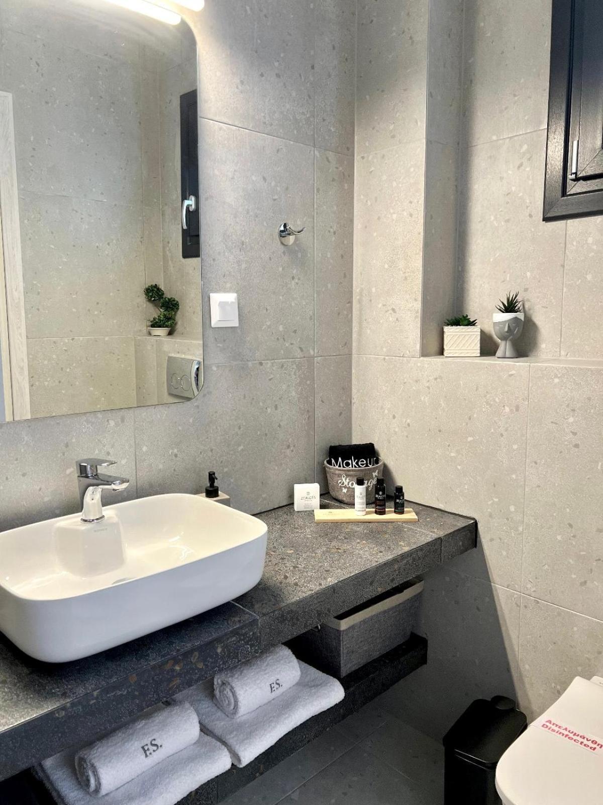 Four Shades Luxury Suites Sarti Eksteriør bilde