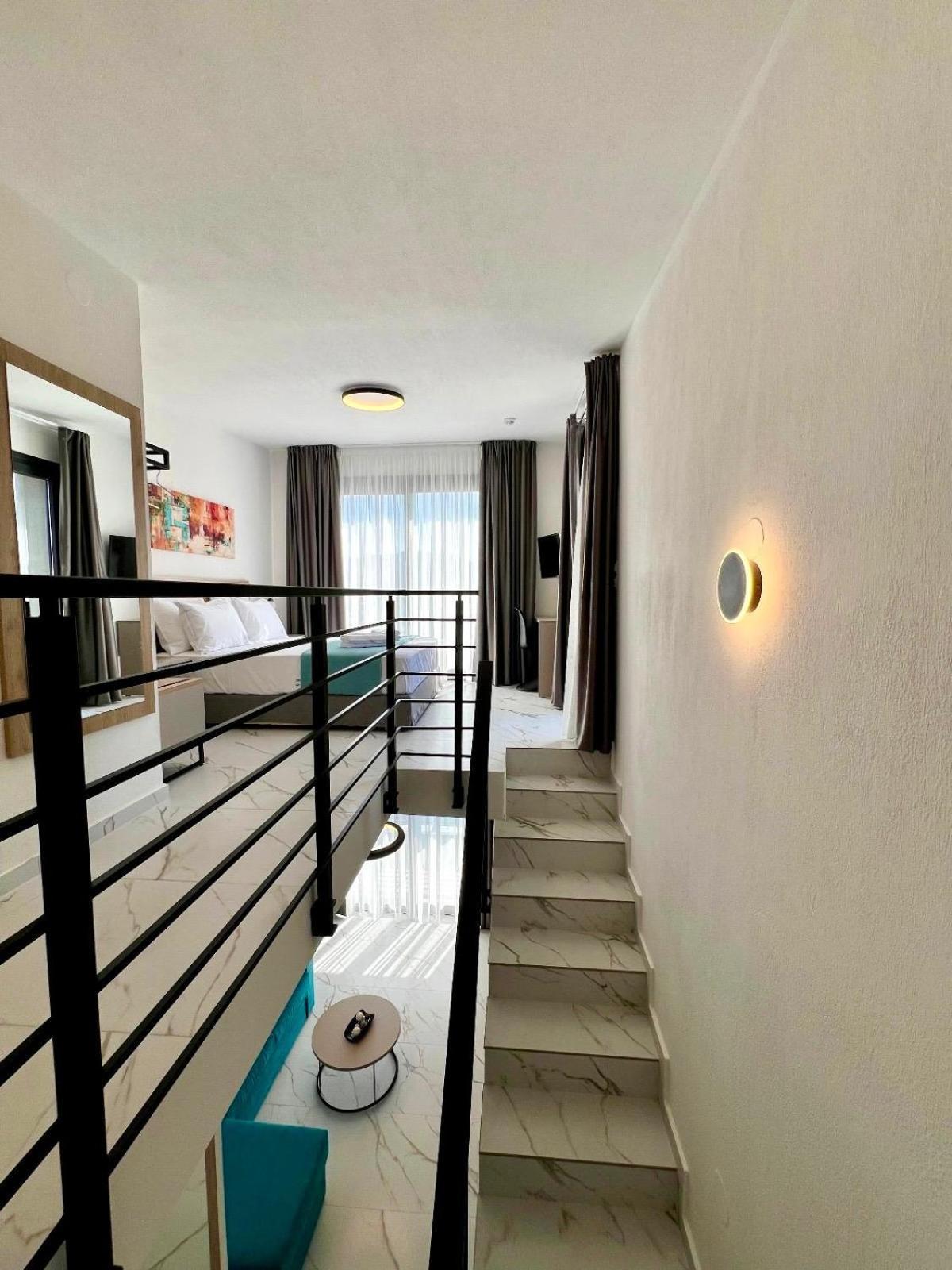 Four Shades Luxury Suites Sarti Eksteriør bilde