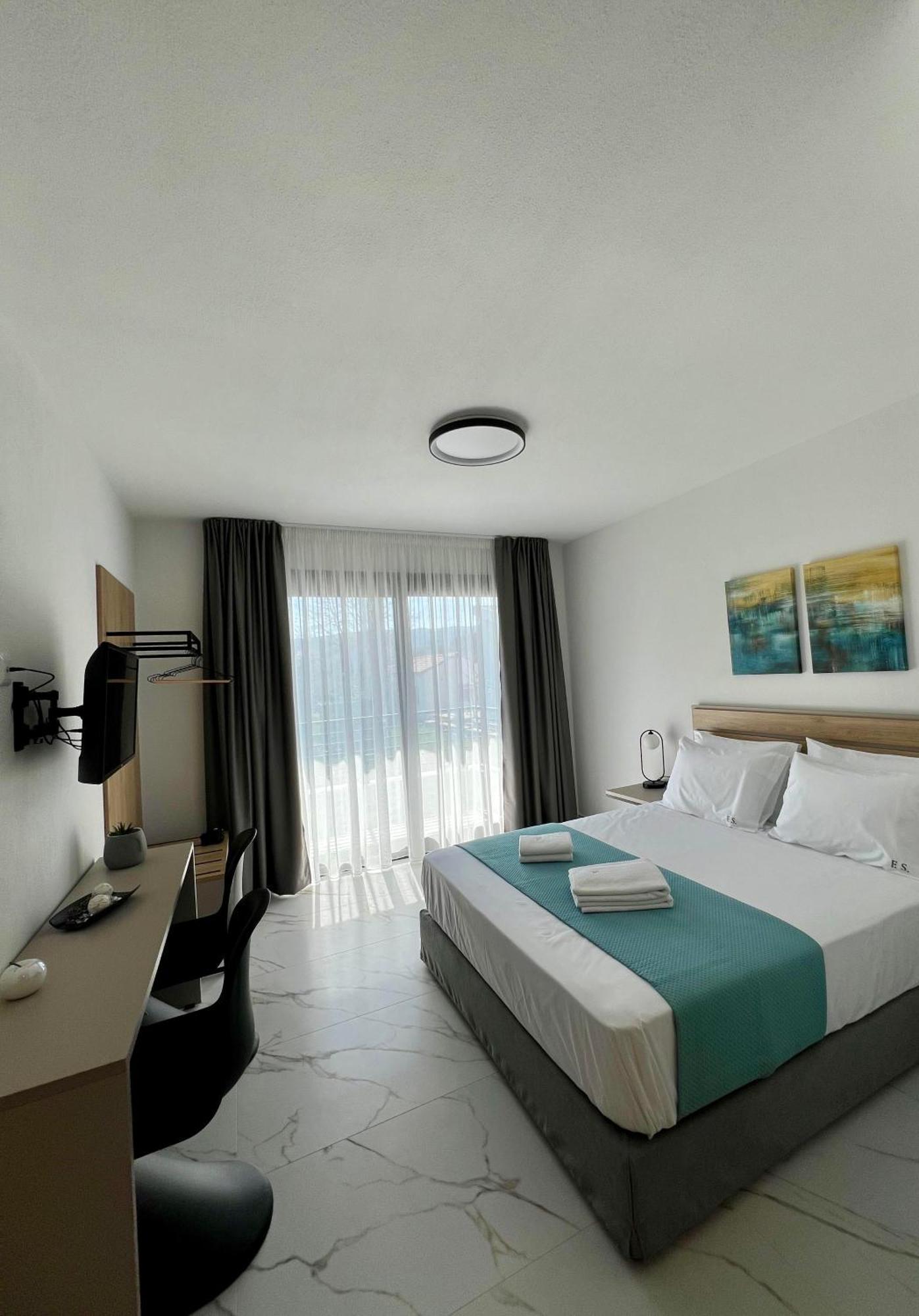 Four Shades Luxury Suites Sarti Eksteriør bilde